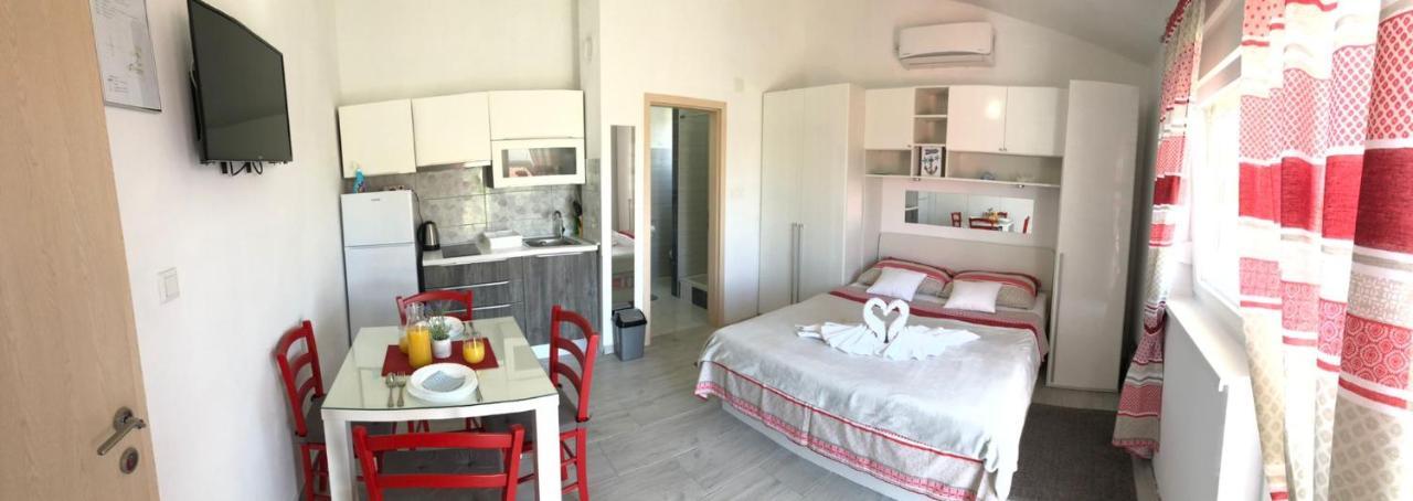 Apartmani Bolero - Obiteljski Odmor Vodice Exteriör bild