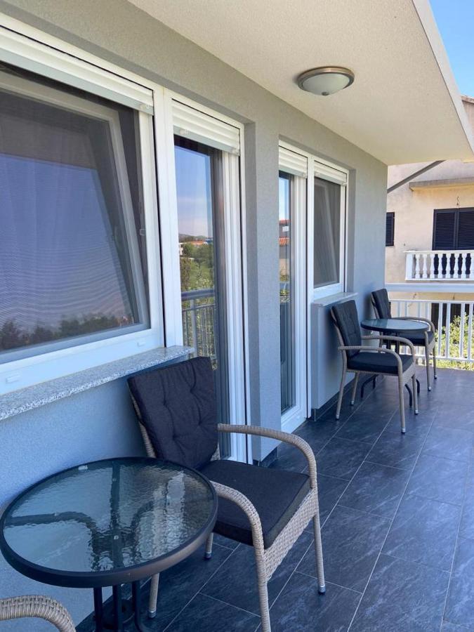 Apartmani Bolero - Obiteljski Odmor Vodice Exteriör bild